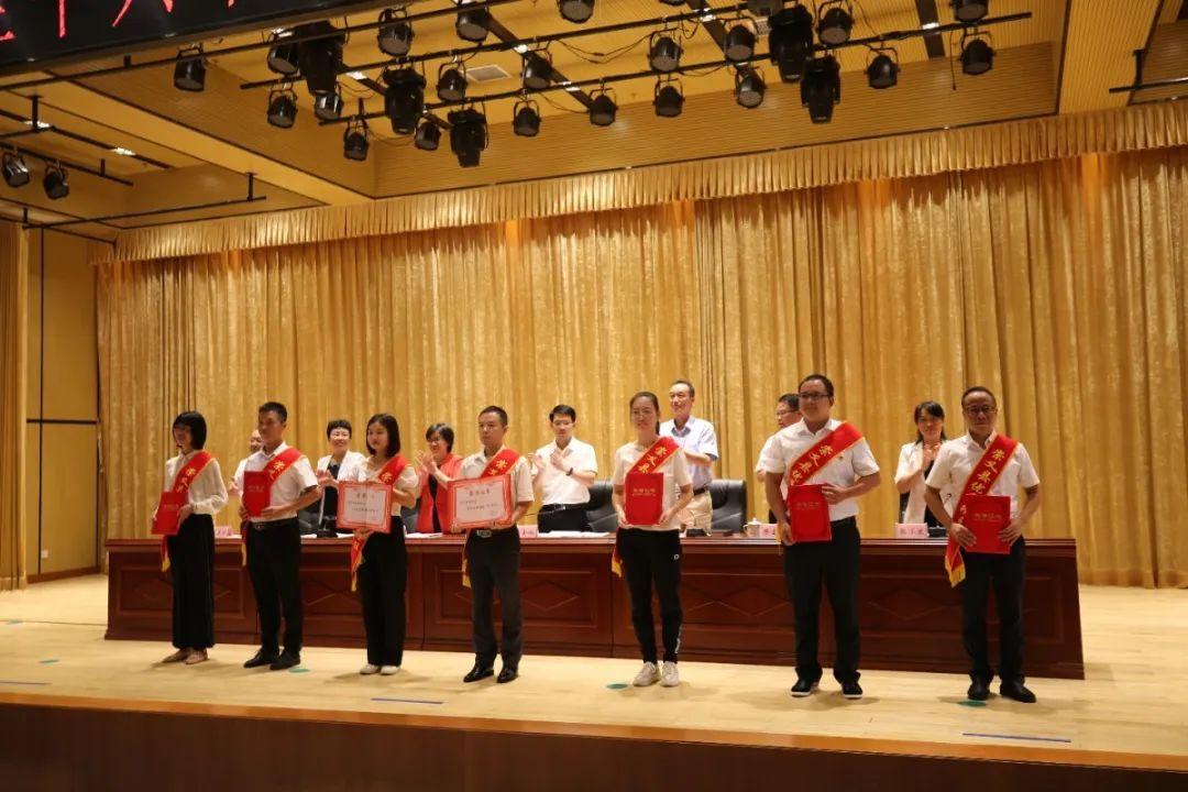 崇义镇领导团队引领未来，塑造新篇章新篇章开启，崇义镇领导团队领航前行
